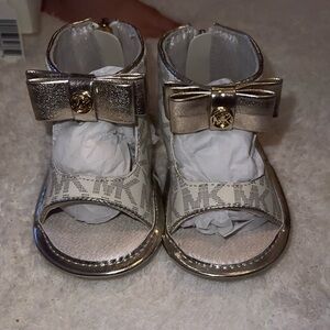 MICHAEL KORS- BABYTILL DAHNIA 3 VANILLA MONO - CRIB SHOES